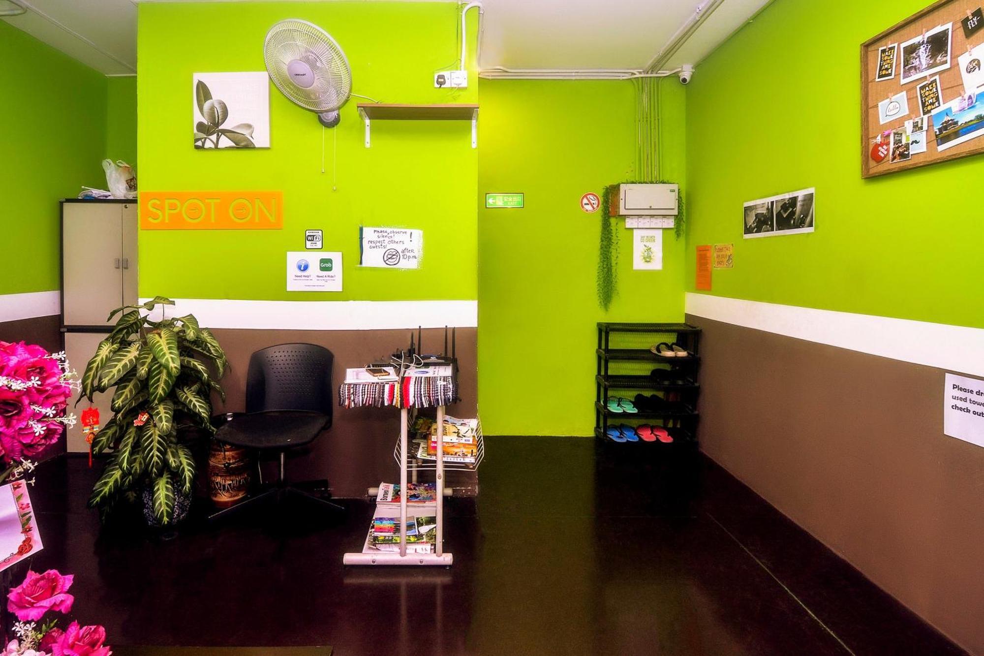 Spot On 89929 Tropical Lodge Kuching Bagian luar foto