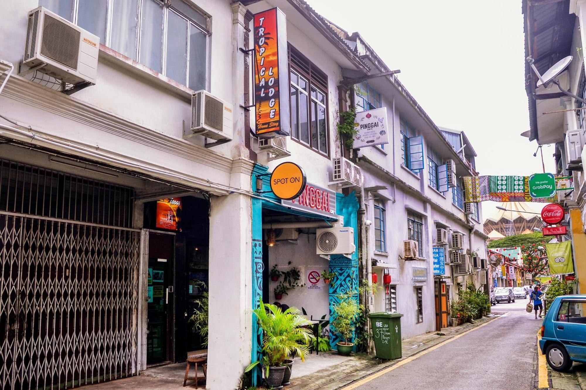 Spot On 89929 Tropical Lodge Kuching Bagian luar foto